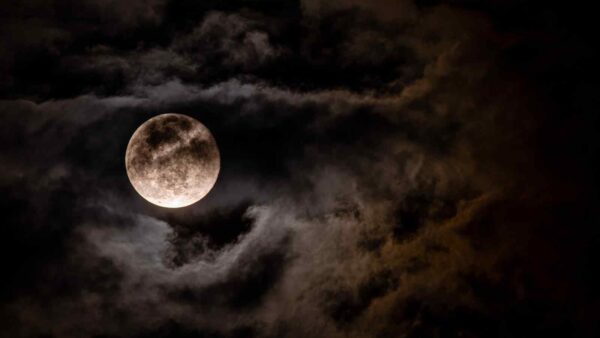 La luna è da sempre al centro del fascino umano, e ora la missione Artemis cerca di nuovo di raggiungerla