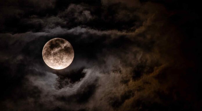 La luna è da sempre al centro del fascino umano, e ora la missione Artemis cerca di nuovo di raggiungerla