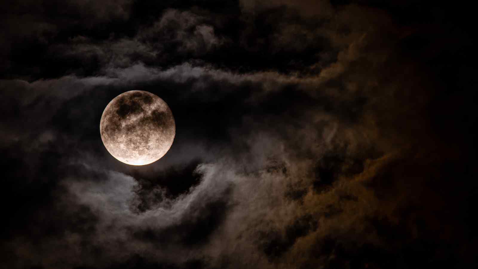 La luna è da sempre al centro del fascino umano, e ora la missione Artemis cerca di nuovo di raggiungerla
