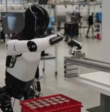Un nuovo video rilasciato da Tesla mostra il robot Optimus mentre si occupa di un lavoro in fabbrica
