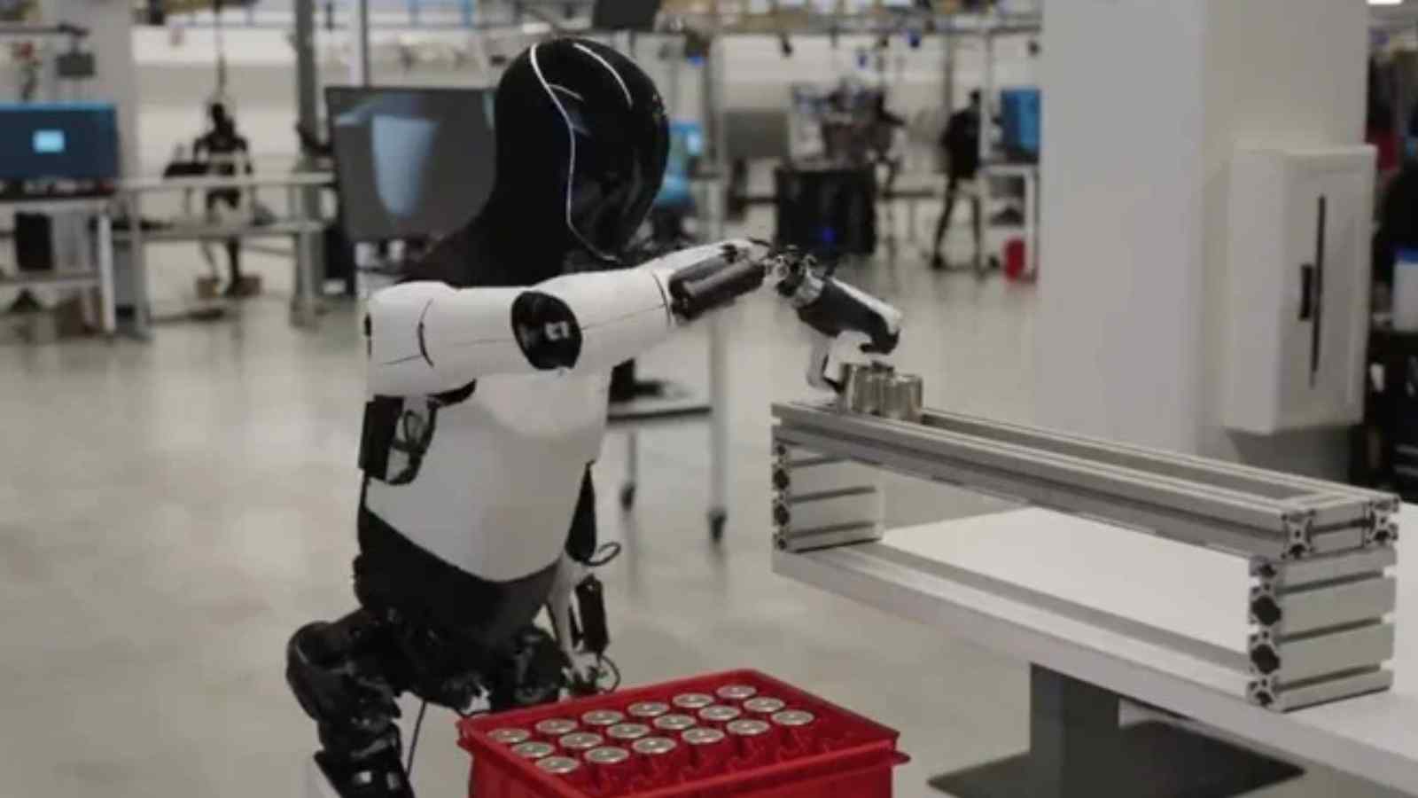 Un nuovo video rilasciato da Tesla mostra il robot Optimus mentre si occupa di un lavoro in fabbrica