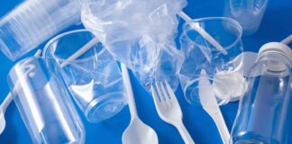 La plastica monouso finalmente bandita dall'Europa, grazie ad una legge creata per evitare l'accumulo di rifiuti