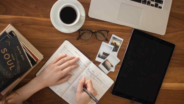 Scrivere a mano risulta ancora il miglior metodo di apprendimento, ma possiamo integrarlo anche nelle nuove tecnologie