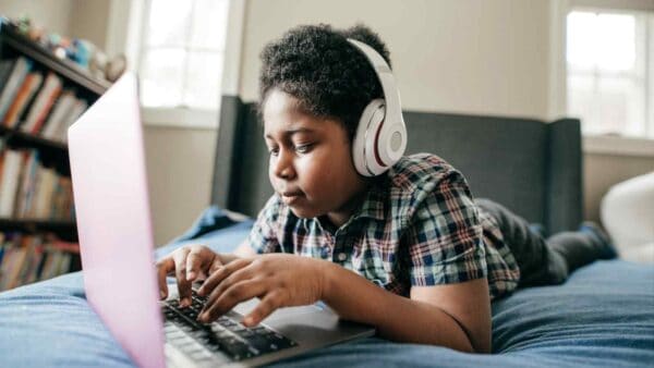Nuove regole per i minori che guadagnano attraverso i social online e i loro genitori