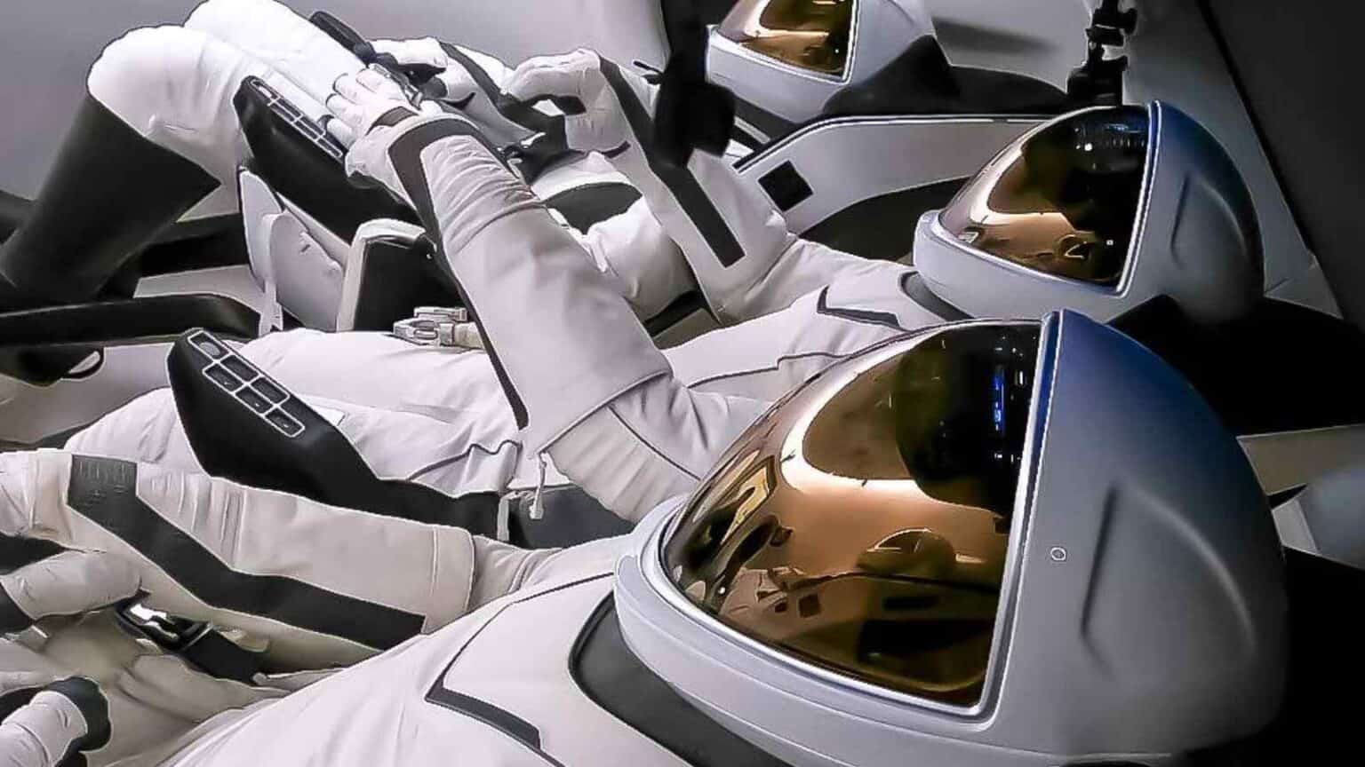 Il design accattivante della nuova tuta di SpaceX che vedrà il suo debutto nella missione Polaris Dawn