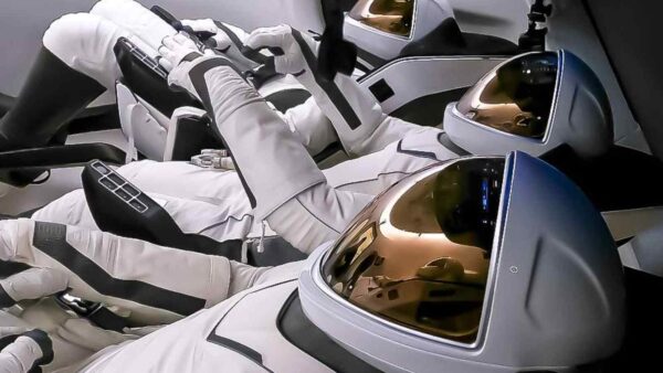 Il design accattivante della nuova tuta di SpaceX che vedrà il suo debutto nella missione Polaris Dawn