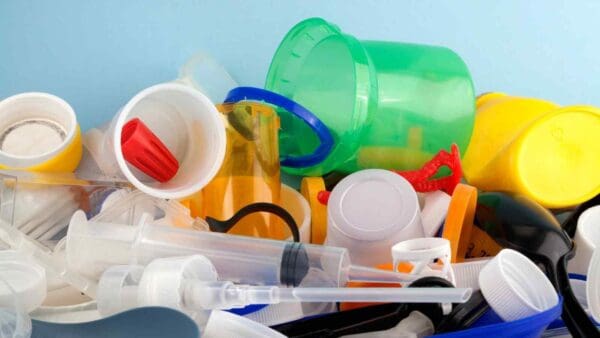 La plastica monouso è stata bandita dall'UE, ma l'Italia si ostina ad usarla