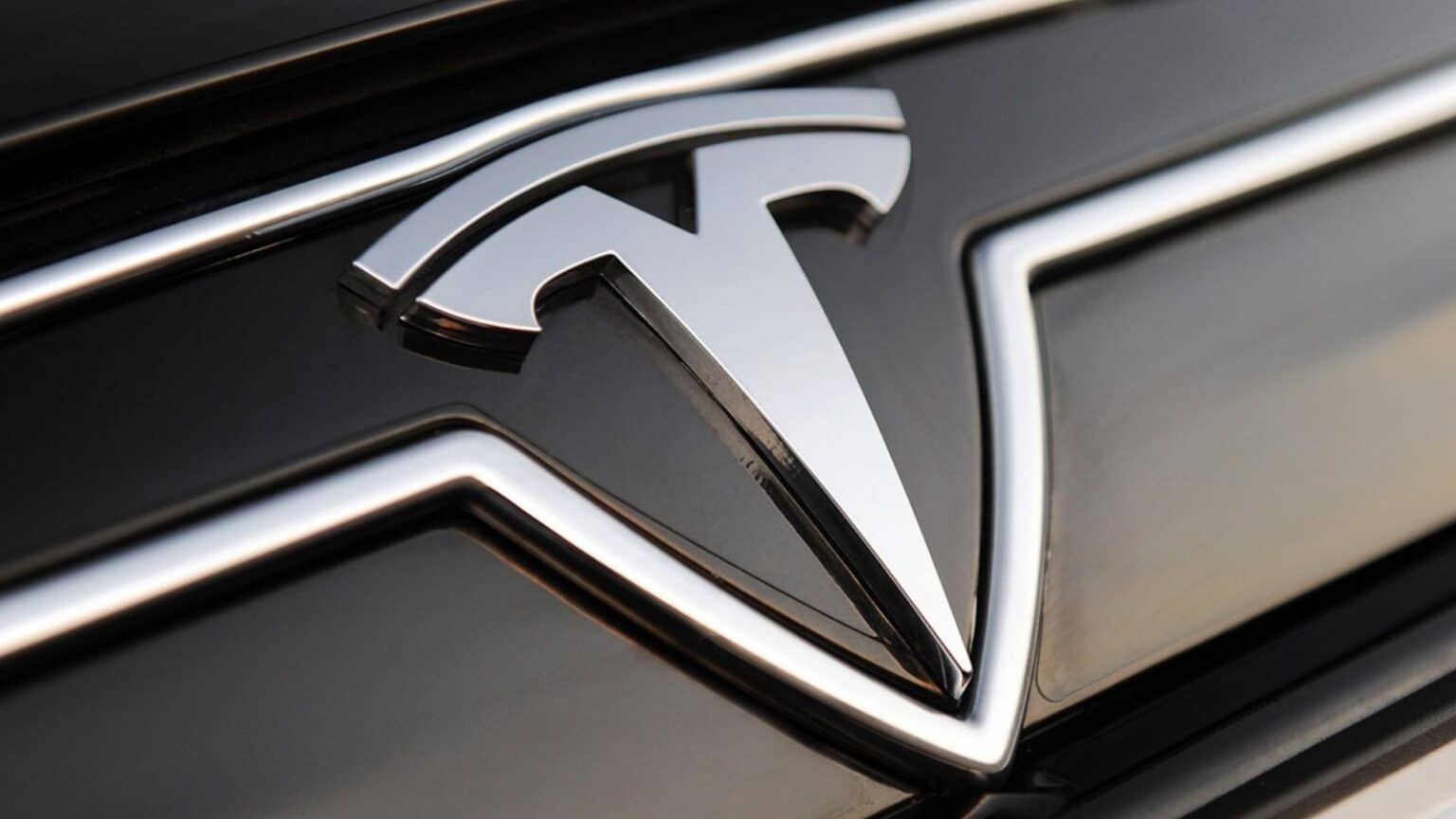 Tesla rilascia l'aggiornamento 2024.14.8: le novità per gli utenti italiani