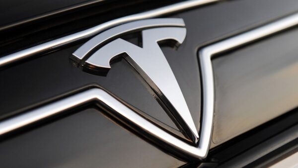 Tesla rilascia l'aggiornamento 2024.14.8: le novità per gli utenti italiani