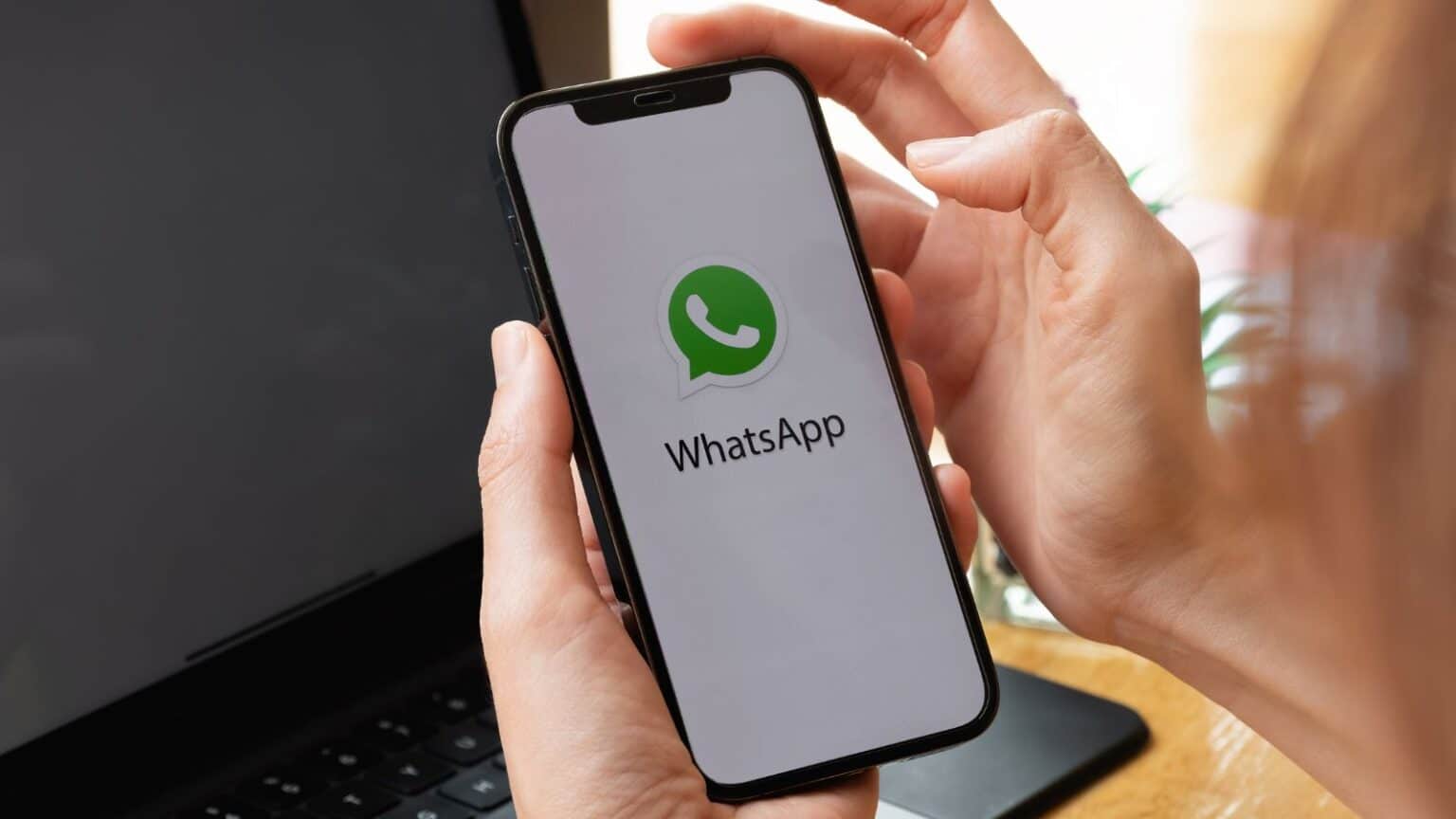 Su WhatsApp arriva la funzione per i vocali lunghi: cosa cambia?