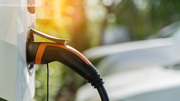 Auto elettriche: per Carlos Tavares i fornitori sono a rischio