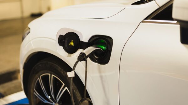 Auto elettriche, prezzi troppo alti