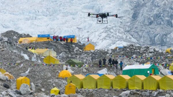 DJI, nuovo record: ecco la prima consegna sull'Everest