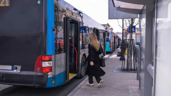 Telepass rende il trasporto pubblico più facile e conveniente grazie all'opportunità di comprare i biglietti direttamente dalla sua app.