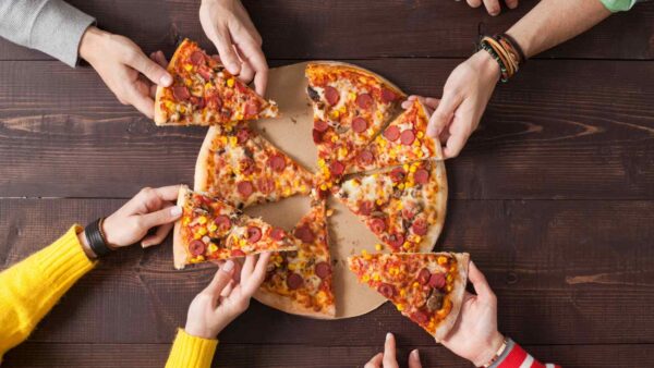 Va bene che siamo ormai abituati alle pizze americane, ma inserire della colla tra gli ingredienti è superare davvero il limite!