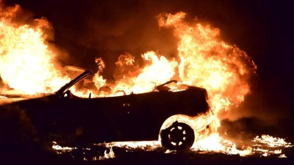 Strane cose accadono ultimamente alle auto elettriche, come ad esempio esplodere