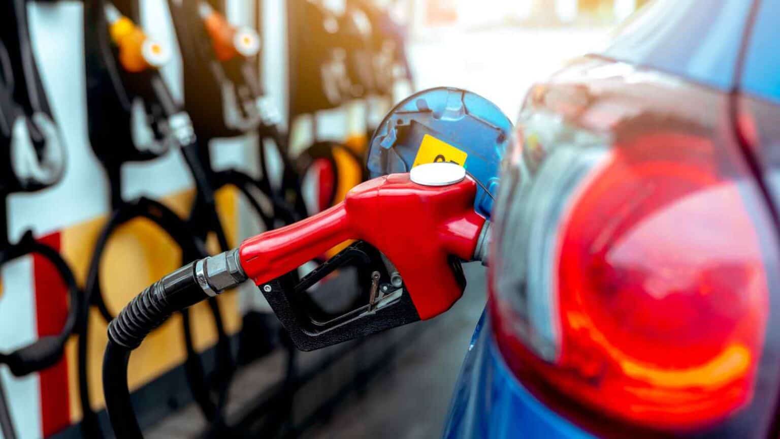 La Repsol presenta il suo e-fuel, il carburante sintetico che potrebbe essere il sostituto ideale della benzina, ormai messa all'angolo.