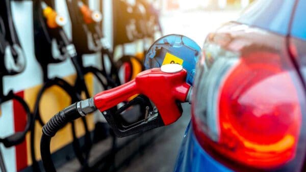 La Repsol presenta il suo e-fuel, il carburante sintetico che potrebbe essere il sostituto ideale della benzina, ormai messa all'angolo.