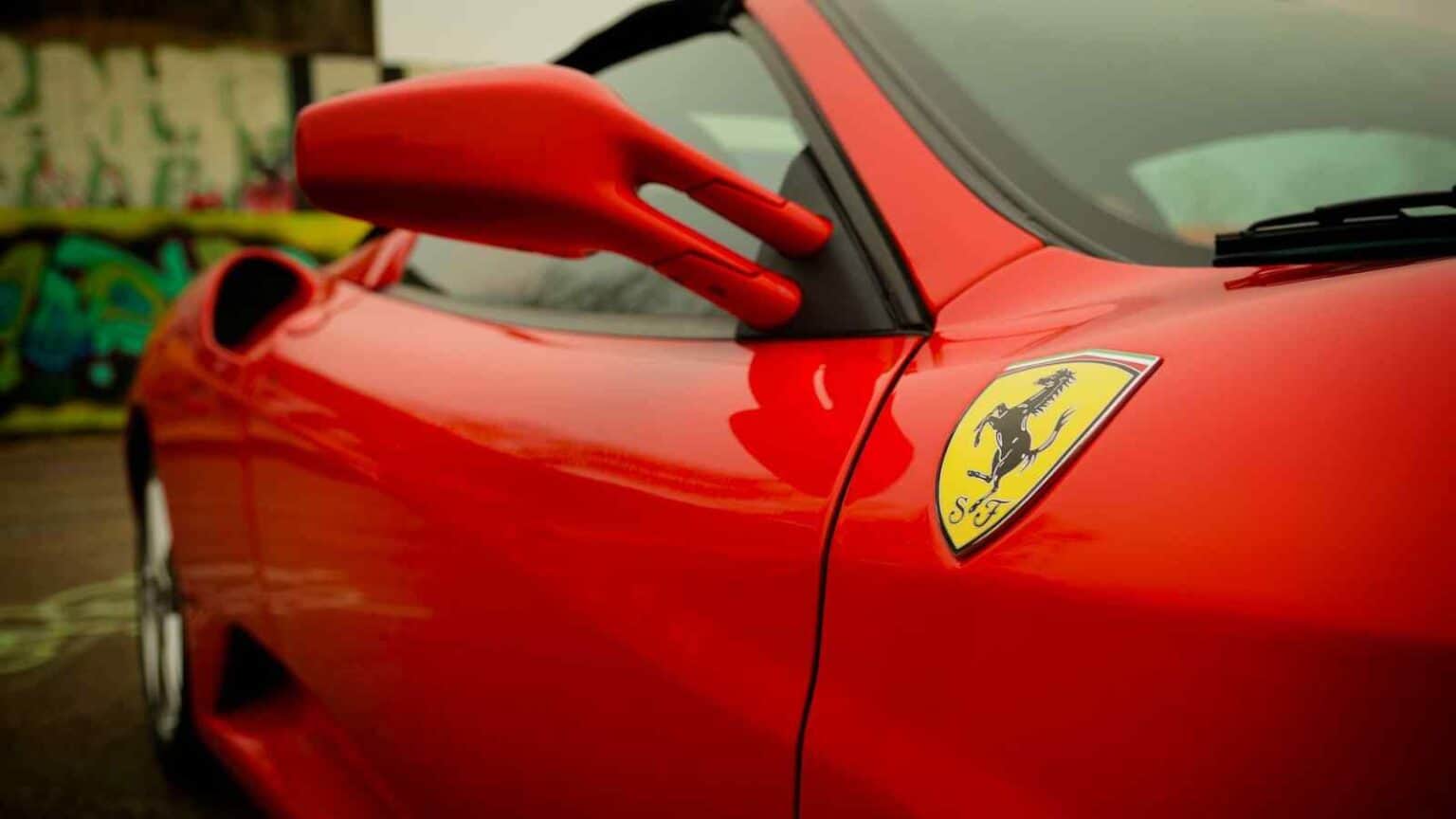 La Ferrari si mette in gioco e sperimenta l'innovazione e la sostenibilità con la sua prima auto elettrica, di cui sappiamo ancora poco.