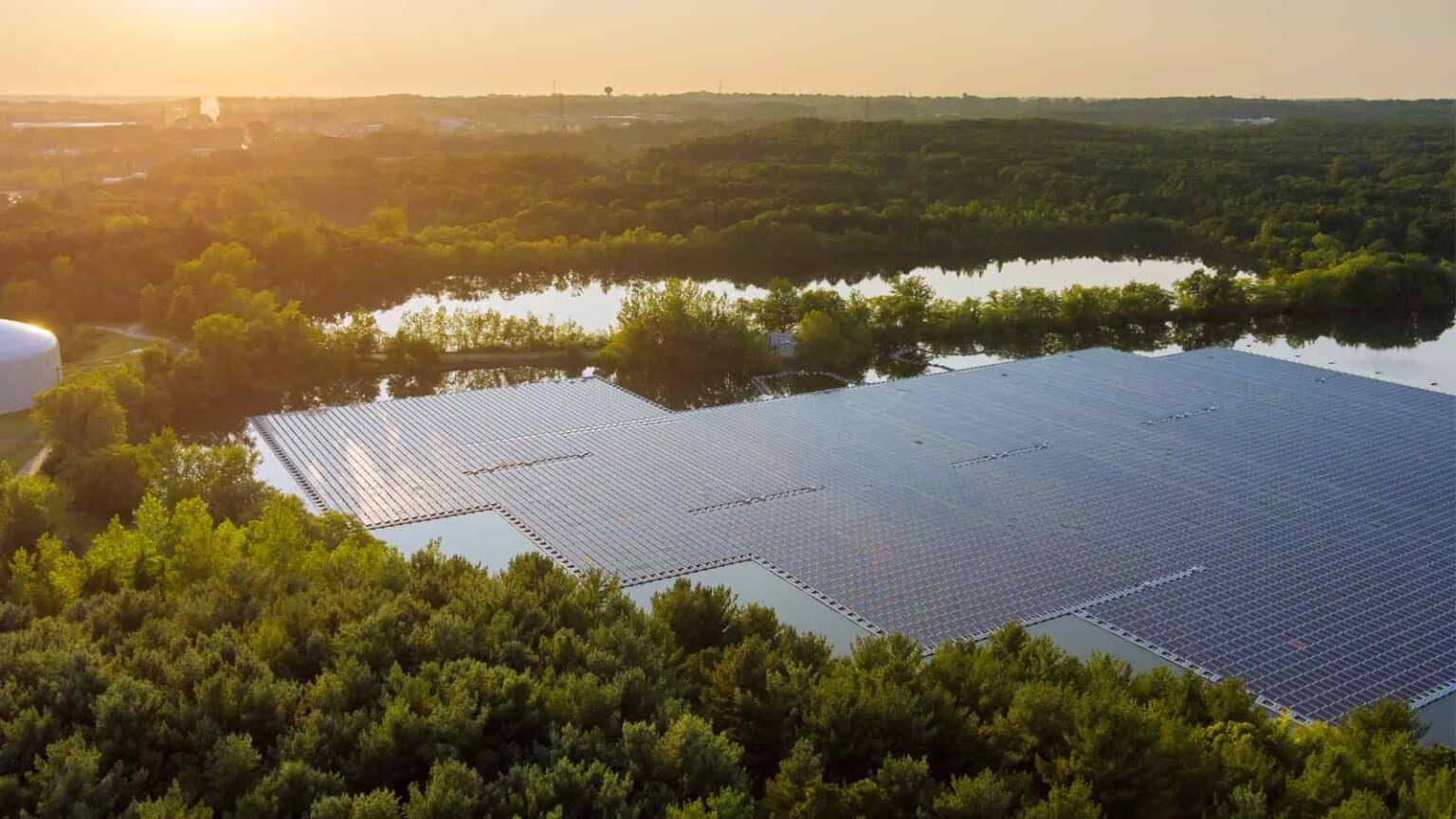 Pannelli solari sui laghi europei per la tecnologia del fotovoltaico galleggiante