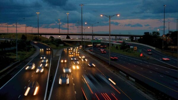 Autostrade per l'Italia stupisce ancora per la sua attenzione ai dettagli, presentando la sua nuova illuminazione a LED per i bordi delle strade