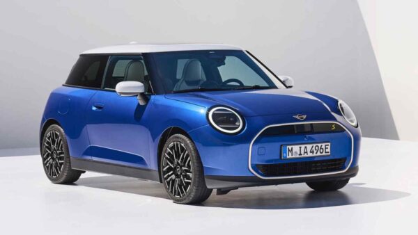 La BMW nell'occhio del ciclone per i dazi imposti alla Cina, dove viene prodotta anche la sua nuova Mini Cooper SE 2024.