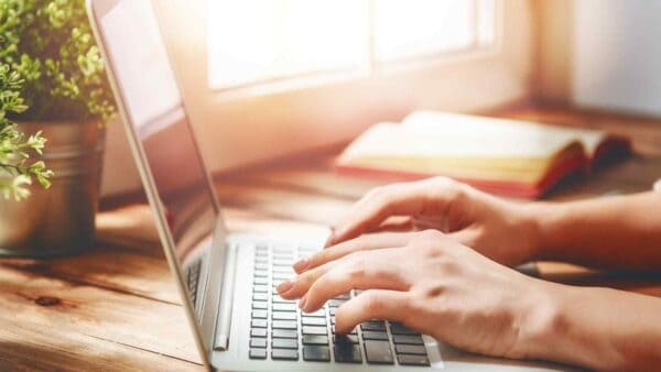 L'AI, secondo Sarandos, è l'ennesima tecnologia che abbaia ma non morde, e bisogna imparare ad integrarla nel proprio mestiere