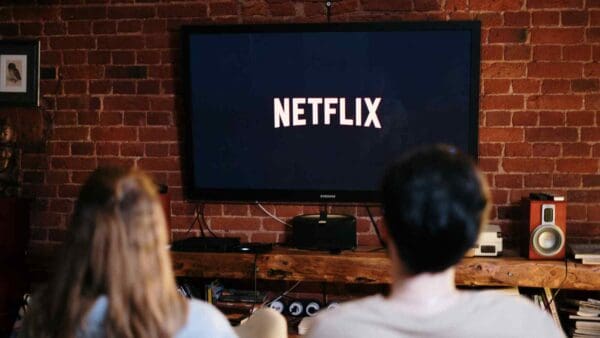 Netflix cerca nuovi abbonati e soprattutto nuove entrate economiche, valutando anche l'opzione di un piano gratuito con pubblicità.