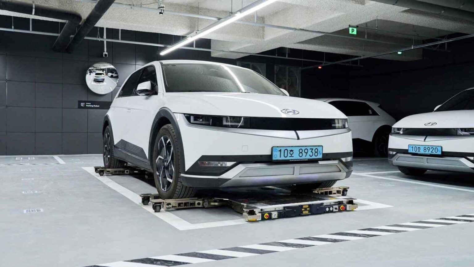 Hyundai sviluppa la modalità di parcheggio assistito con il Parking Robot, una piattaforma robotica che parcheggia al posto tuo!