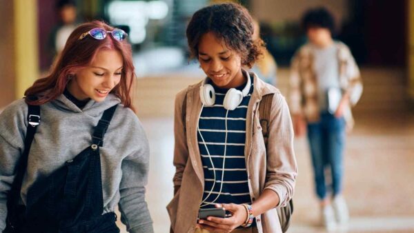 La scuola mette un freno all'uso del cellulare in classe, e qualcuno segue il buon esempio anche oltre