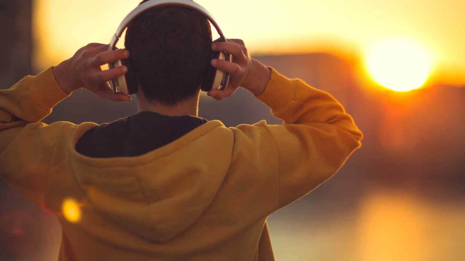 Spotify cambia i prezzi degli abbonamenti per i suoi utenti, migliorando anche le loro esperienze utente con la musica digitale.