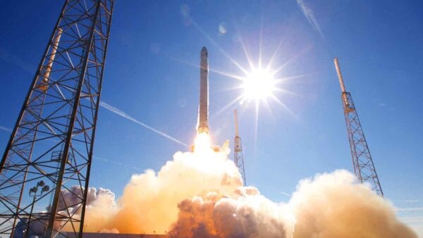 SpaceX lancia i suoi nuovi satelliti Starlink ed illumina il cielo del sud Italia e non solo, portando internet anche nei luoghi più remoti.