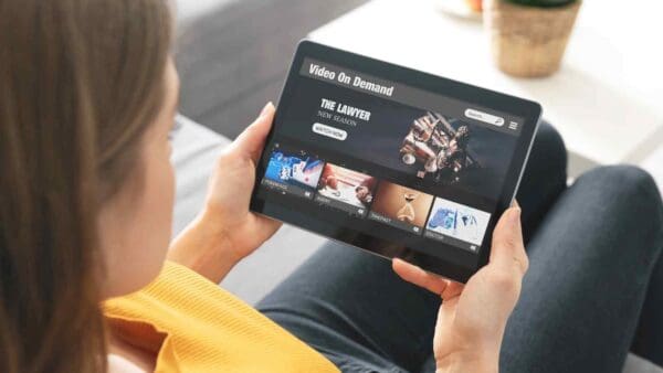 La trappola dello streaming è stata subdola ma ha funzionato, e ora non ci resta che abbonarci