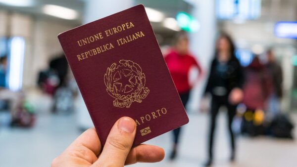 Passaporto alle Poste: aumentano le richieste, ecco come averlo