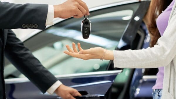 Dove acquistare le auto? Gli utenti preferiscono le concessionarie