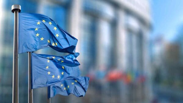 La Commissione Europea non sembra convinta dei nuovi accordi stipulati tra i vari colossi tech e le aziende di intelligenza artificiale.