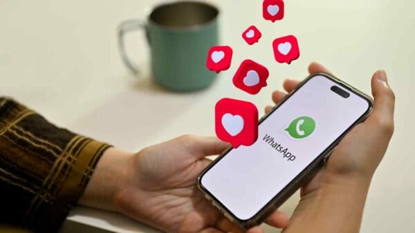 WhatsApp rivoluziona la comunicazione della sua messaggistica introducendo il doppio tap per reagire ai messaggi con un cuore.