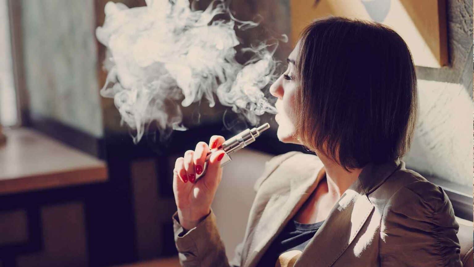La moda dei vaporizzatori si è sparsa a macchia d'olio anche grazie alla falsa credenza che facciano meno male delle sigarette, ma è così?