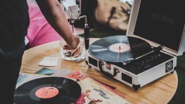 FIMI, in collaborazione con AGCOM, annuncia la chiusura di ben 6 siti, accrescendo le sue vittorie contro la pirateria musicale online.