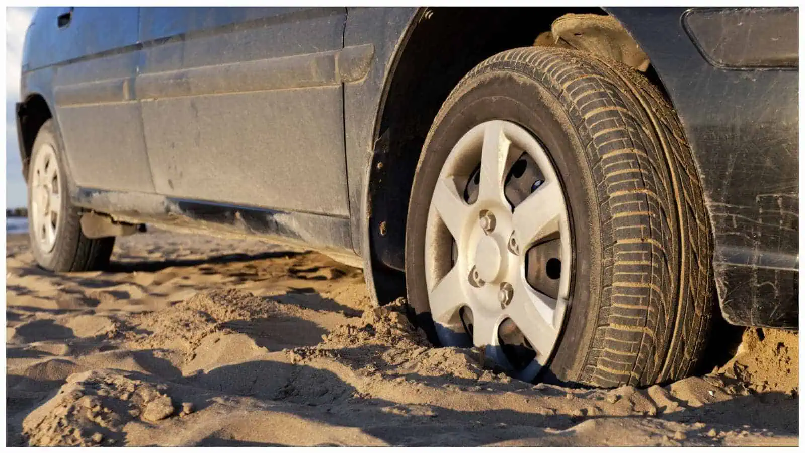 Ecco come liberare l’auto dalla sabbia