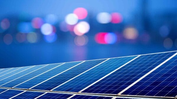 SI fa presto a dire pannelli solari, ma cosa intendiamo davvero? Ci sono quelli fotovoltaici, quelli solari termici e quelli ibridi.