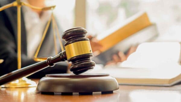 Le vicende legali di Musk sembrano non avere una fine, e stavolta il guru della tecnologia porta in tribunale i suoi stessi inserzionisti.