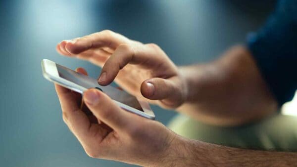 Se si vuole conservare a lungo un vecchio smartphone, si deve stare attenti al problema della batteria che può causare danni irreversibili.