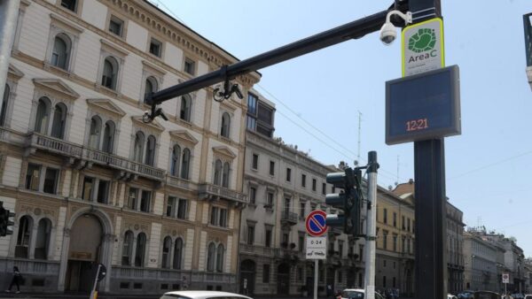 Milano, l'Area C ora si pagherà anche nei weekend