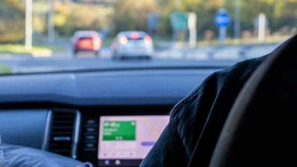 I problemi di Google legati al suo predominio sugli altri non sono ancora finiti, e ora interessano anche le app di Android Auto.