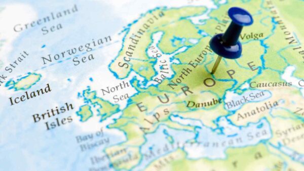 L'Unione Europea cambia le sue abitudini energetiche, puntando verso un futuro lontano dalle forniture russe e più sostenibile.