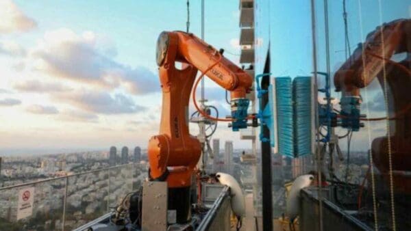 La Skyline Robotics e il suo sistema automatizzato di pulizia dei vetri Ozmo stanno cambiando il volto della città di New York.