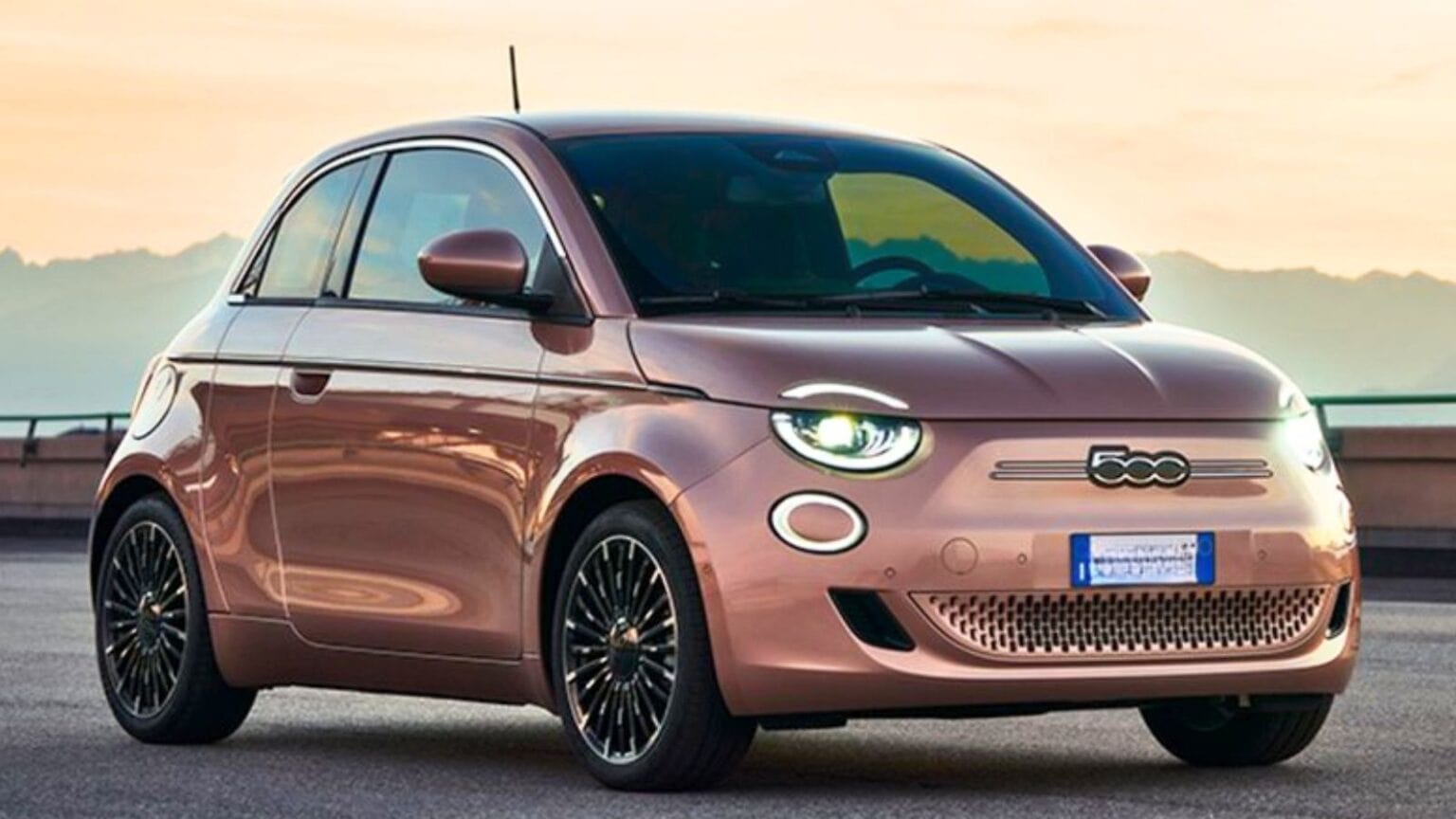 Stellantis anticipa la nuova Fiat 500 ibrida: Tavares chiede incentivi