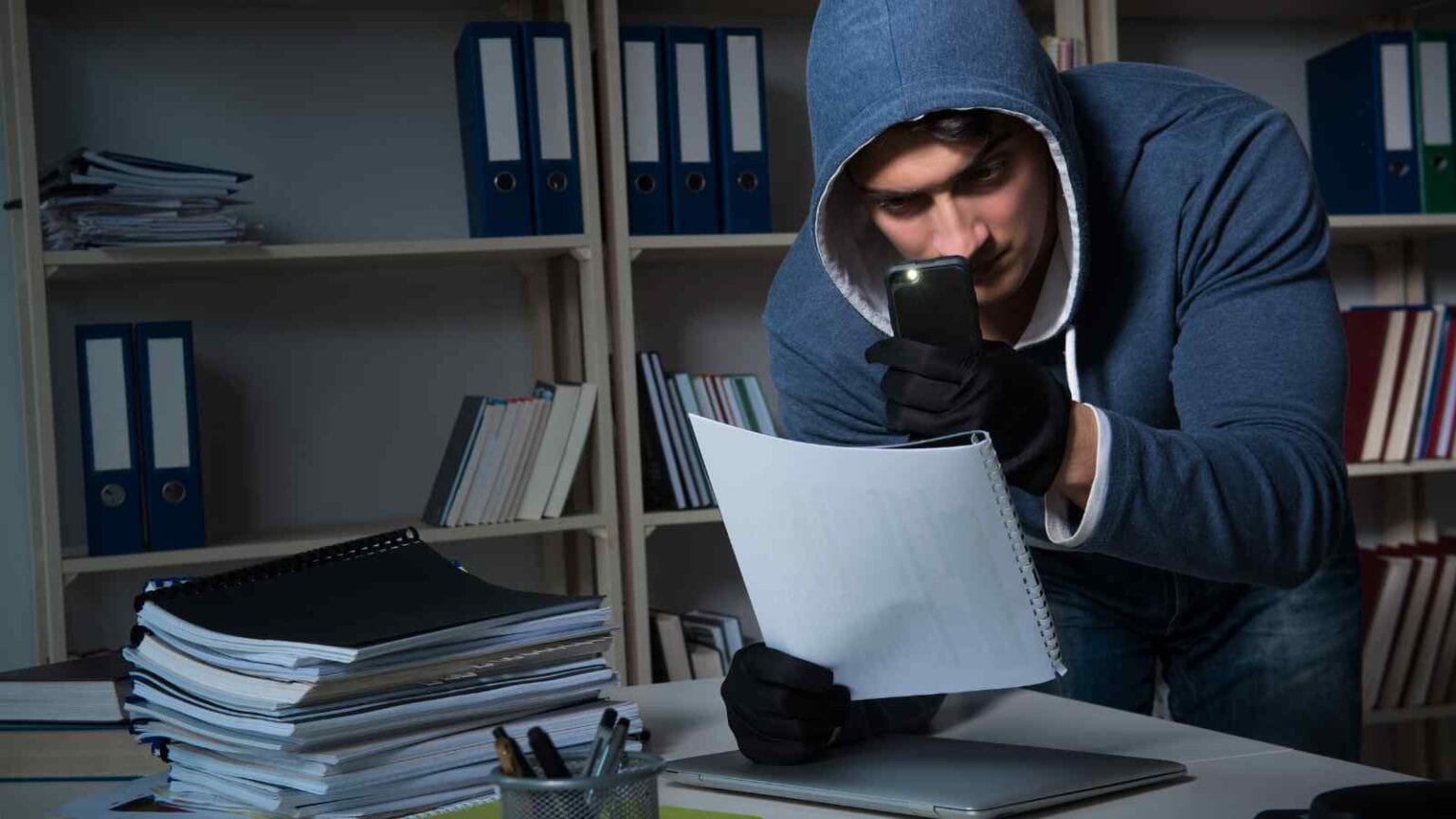 Una rete di spionaggio tutta italiana stava tenendo sotto scacco politici e imprenditori italiani, con estorsioni e richieste di favori.