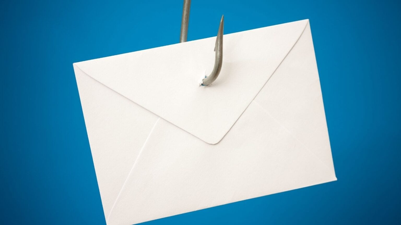 Scopri la nuova truffa che sta girando in mail: può svuotarti il conto